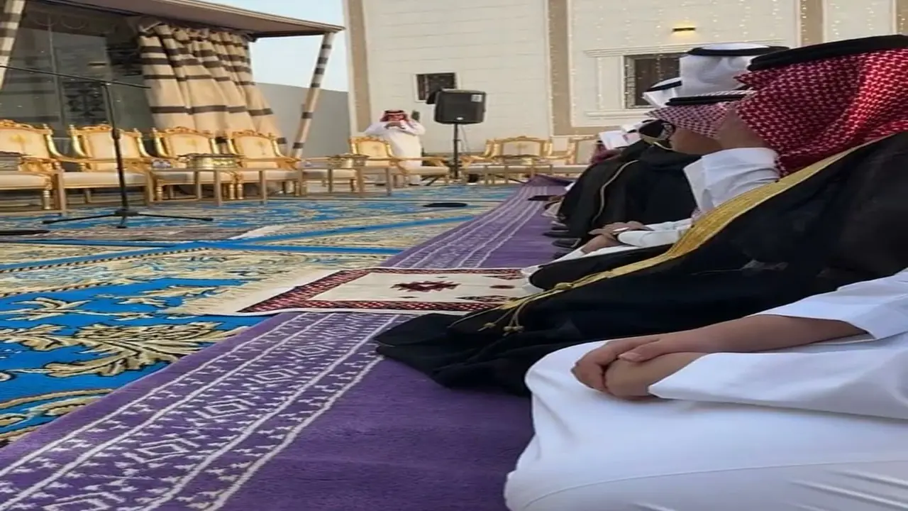 جدل واسع حول إقامة مشهور مواقع تواصل صلاة العيد بفناء خاص دون تصريح